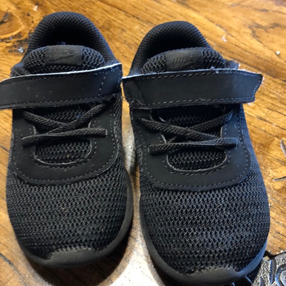 boys nike no tie shoes